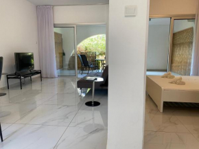 Tourist area center, modern ground flat, with pool, patio, 200m from beach